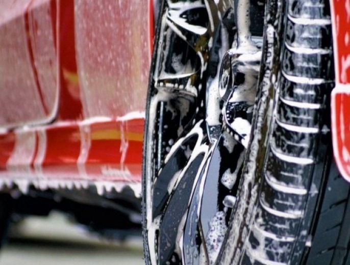 Specjalistyczne oświetlenie w salonach detailingu